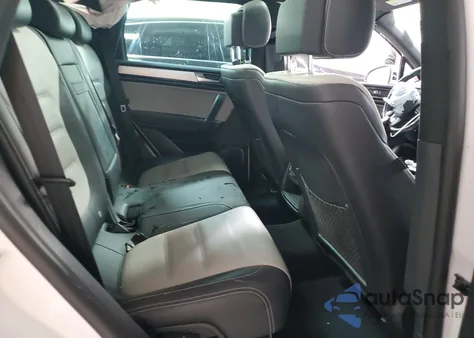 2017 Volkswagen Touareg Wolfsburg из США, поврежденный, VIN WVGRF7BP8HD005519